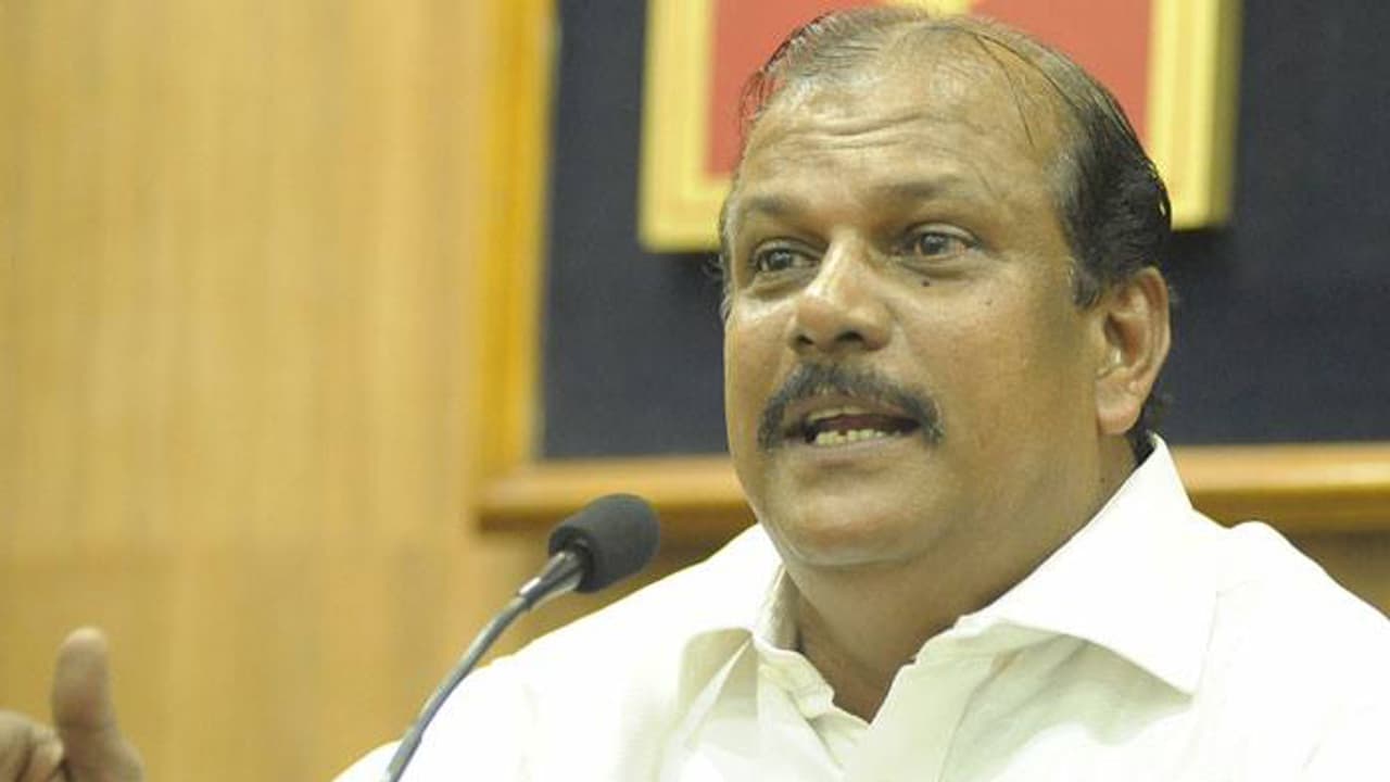 എന്‍ഡിഎ സ്ഥാനാര്‍ത്ഥിക്ക് വേണ്ടി വോട്ട് പിടുത്തതിനിടയില്‍ പി സി ജോര്‍ജിനൊപ്പമെത്തിയവര്‍ കട ആക്രമിച്ചതായി പരാതി