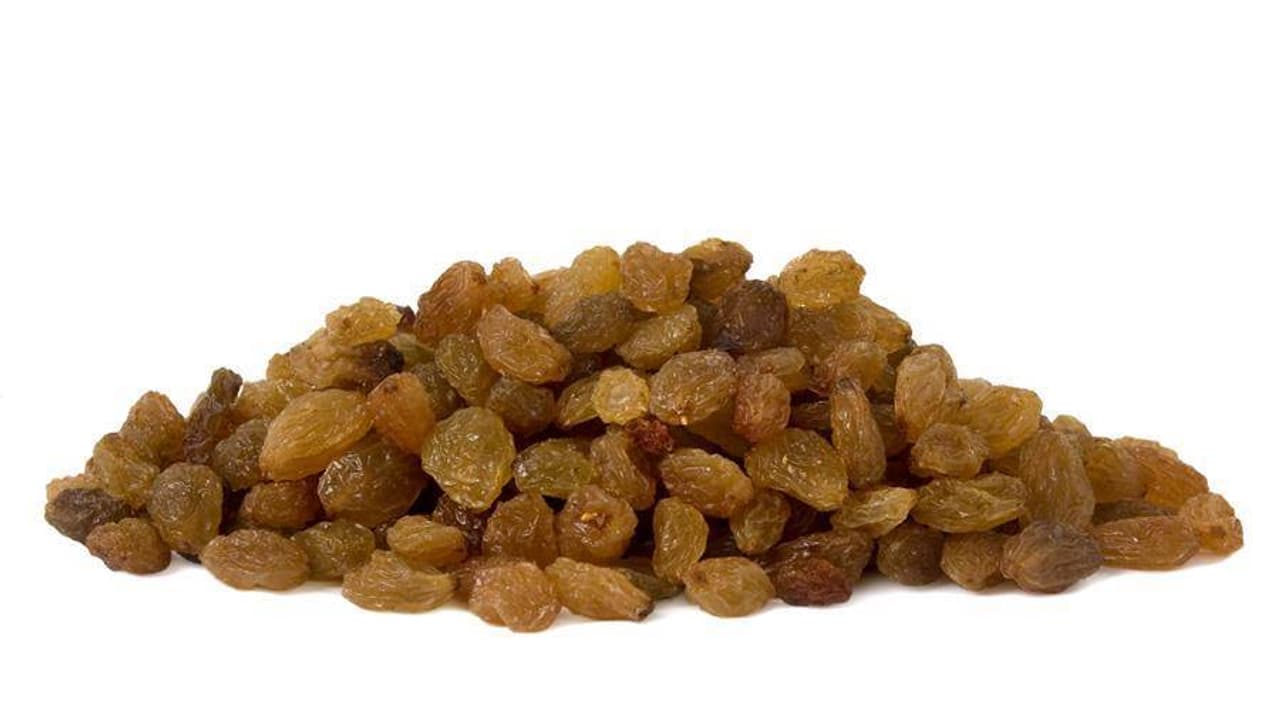 খালি পেটে কিসমিস ভেজানো জল খান! নানা রোগের সমাধান এই টোটকাতেই