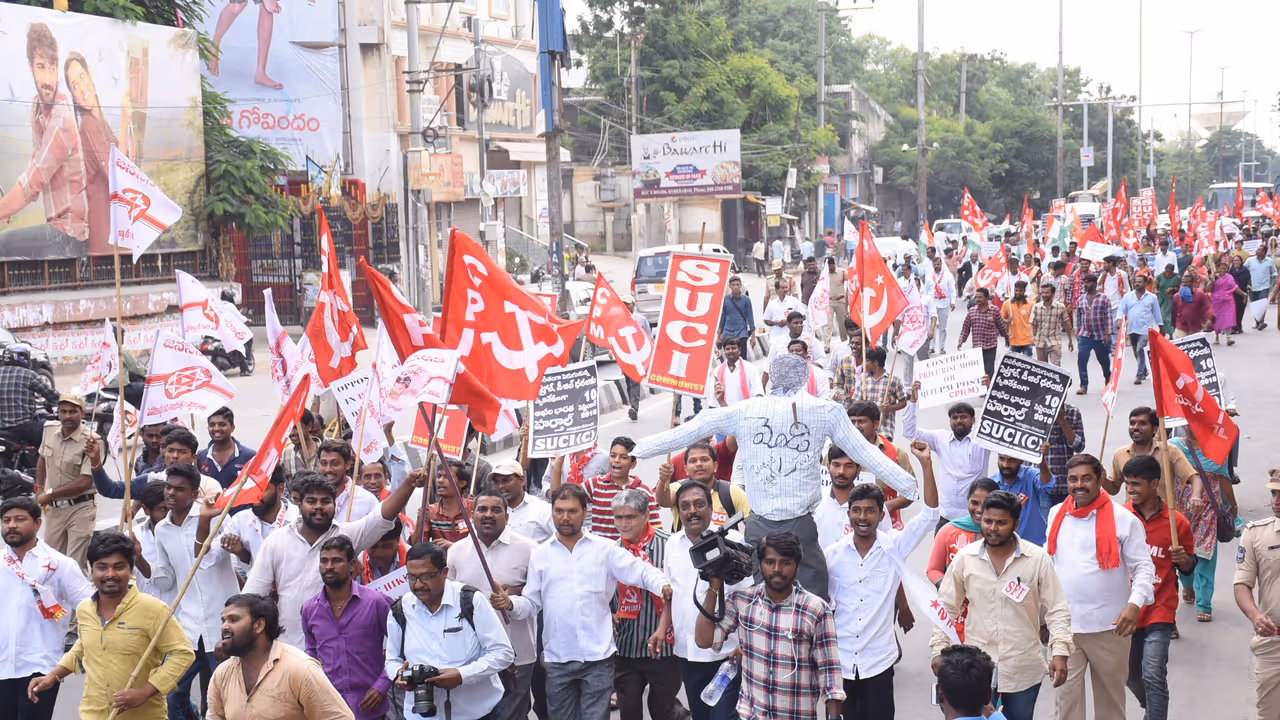 ಭಾರತ್ ಬಂದ್: ಜಿಲ್ಲೆಗಳಲ್ಲಿ ಪ್ರತಿಭಟನೆಗೆ ನೀರಸ ಪ್ರತಿಕ್ರಿಯೆ ಭಾರತ್ ಬಂದ್: ಜಿಲ್ಲೆಗಳಲ್ಲಿ ಪ್ರತಿಭಟನೆಗೆ ನೀರಸ ಪ್ರತಿಕ್ರಿಯೆ