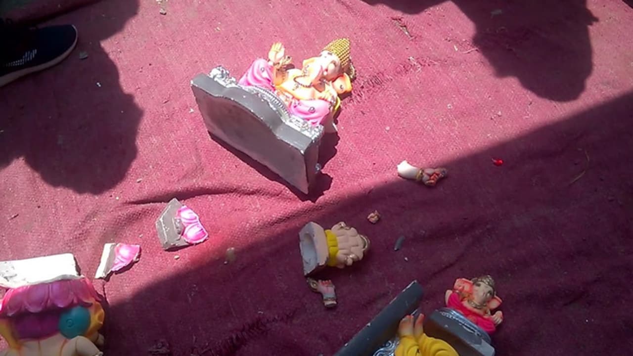 సీఐ దురుసు ప్రవర్తన.. గణేశ్ విగ్రహాలను నేలకేసికొట్టి ఆగ్రహం (వీడియో) సీఐ దురుసు ప్రవర్తన.. గణేశ్ విగ్రహాలను నేలకేసికొట్టి ఆగ్రహం (వీడియో)