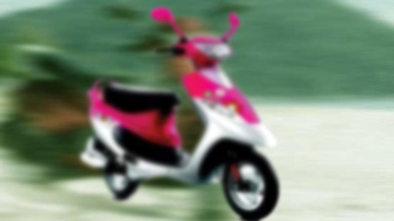 காதலனை பார்ப்பதற்காக இளைஞனின் ஸ்கூட்டியை ஏமாற்றிய பெண்! காதலனை பார்ப்பதற்காக இளைஞனின் ஸ்கூட்டியை ஏமாற்றிய பெண்!