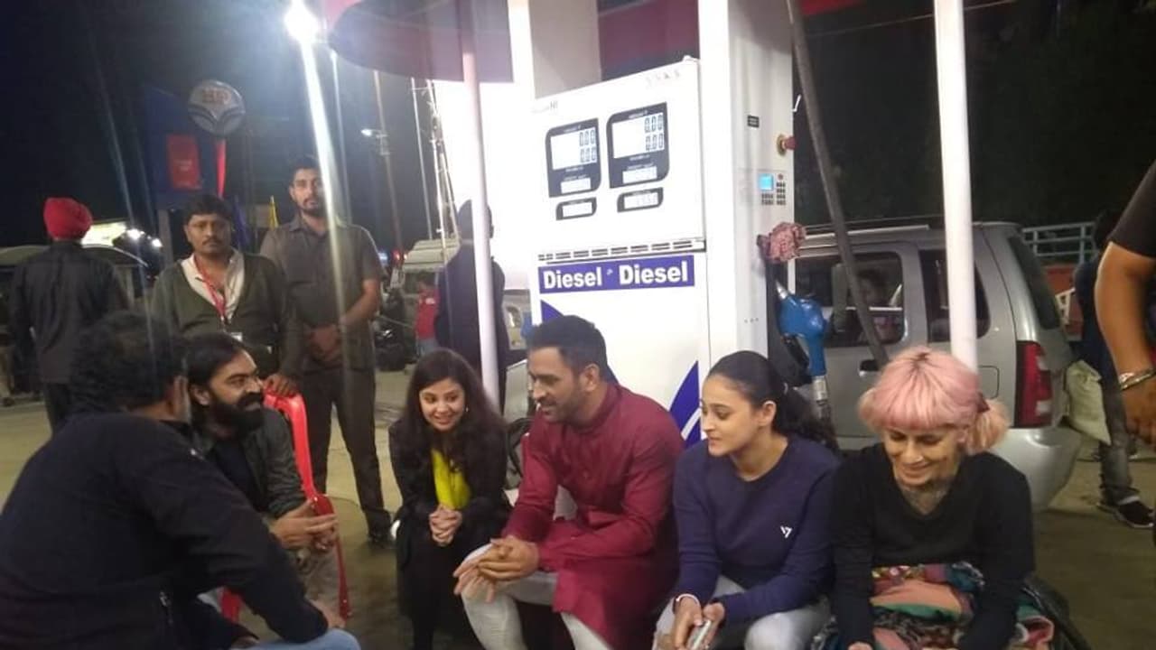 പെട്രോള് ഡീസല് വില വര്ധനയില് പ്രതിഷേധിച്ച് ധോണി ഭാരത് ബന്ദില് പങ്കെടുത്തോ ? യാഥാര്ഥ്യം ഇതാണ് പെട്രോള് ഡീസല് വില വര്ധനയില് പ്രതിഷേധിച്ച് ധോണി ഭാരത് ബന്ദില് പങ്കെടുത്തോ ? യാഥാര്ഥ്യം ഇതാണ്