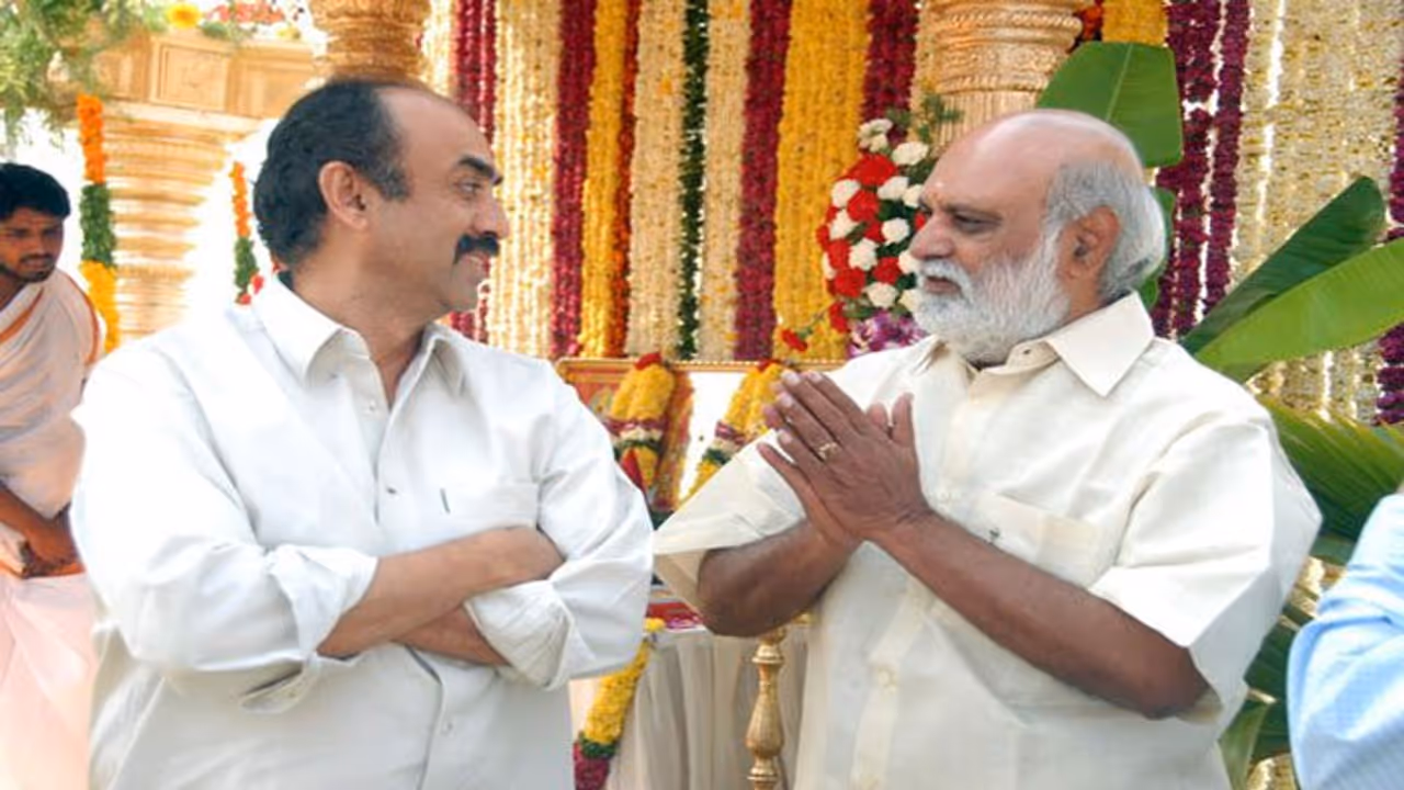 ఎలాగైనా సినిమాను ఆడించమని రాఘవేంద్రరావు కోరారు.. సురేష్ బాబు కామెంట్స్! ఎలాగైనా సినిమాను ఆడించమని రాఘవేంద్రరావు కోరారు.. సురేష్ బాబు కామెంట్స్!