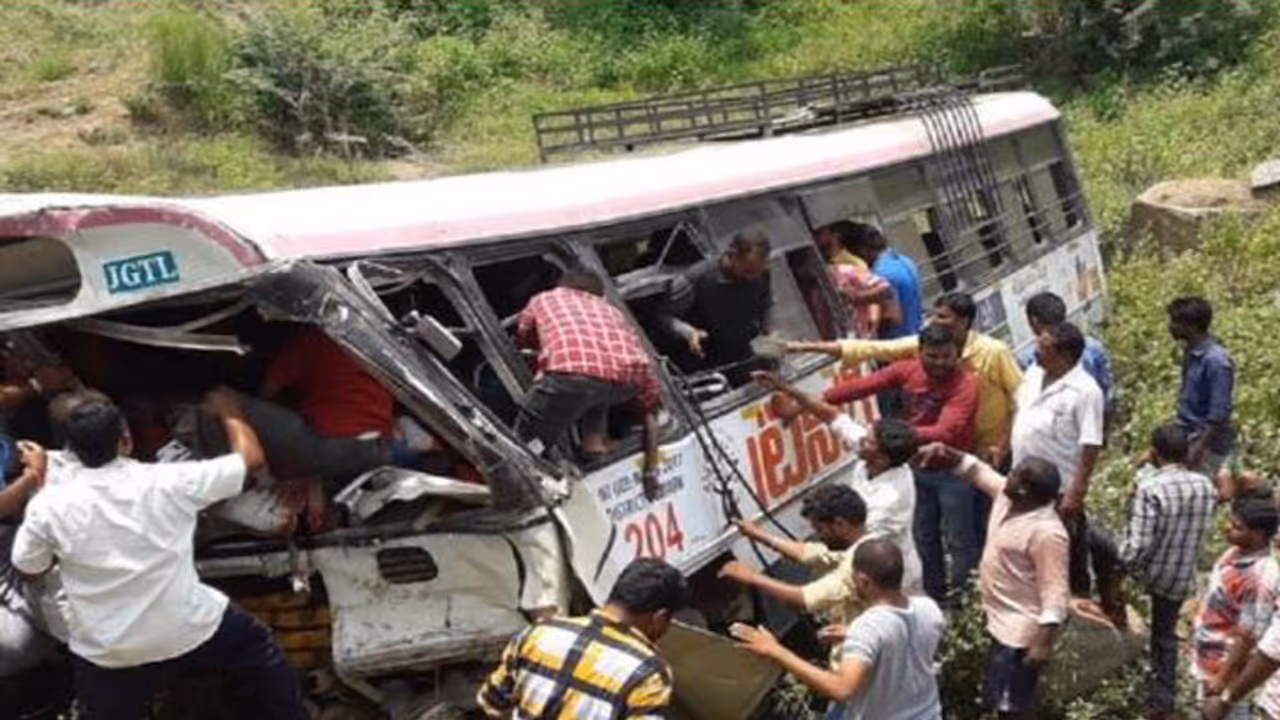 పోలీస్ వాహనం ఢీకొని దంపతుల మృతి... 60మందికి తప్పిన ప్రమాదం పోలీస్ వాహనం ఢీకొని దంపతుల మృతి... 60మందికి తప్పిన ప్రమాదం