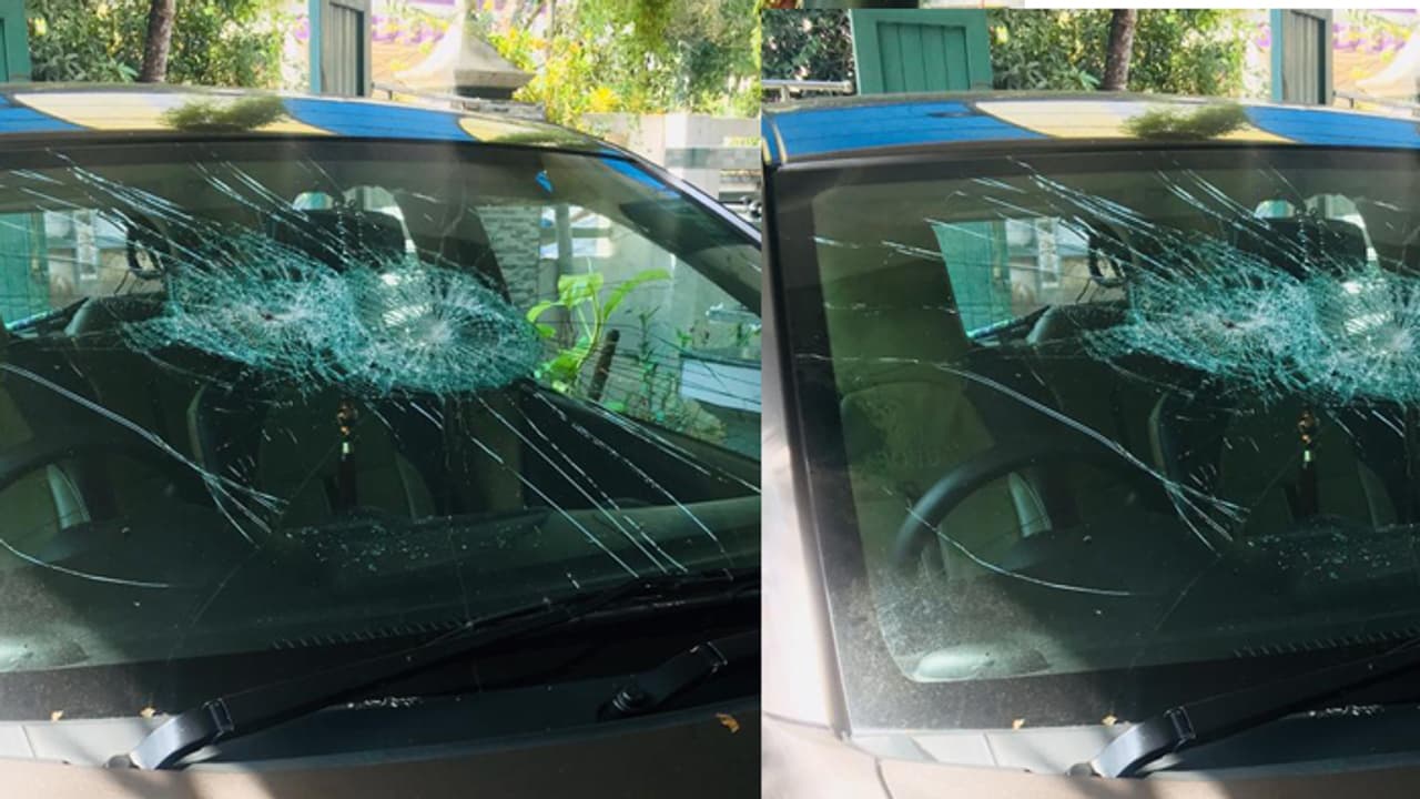 అర్థరాత్రి మహిళా ఎంపీ కారు మీద దాడి.. రాళ్లు, రాడ్లతో వీరంగం, స్పృహ తప్పి... అర్థరాత్రి మహిళా ఎంపీ కారు మీద దాడి.. రాళ్లు, రాడ్లతో వీరంగం, స్పృహ తప్పి...