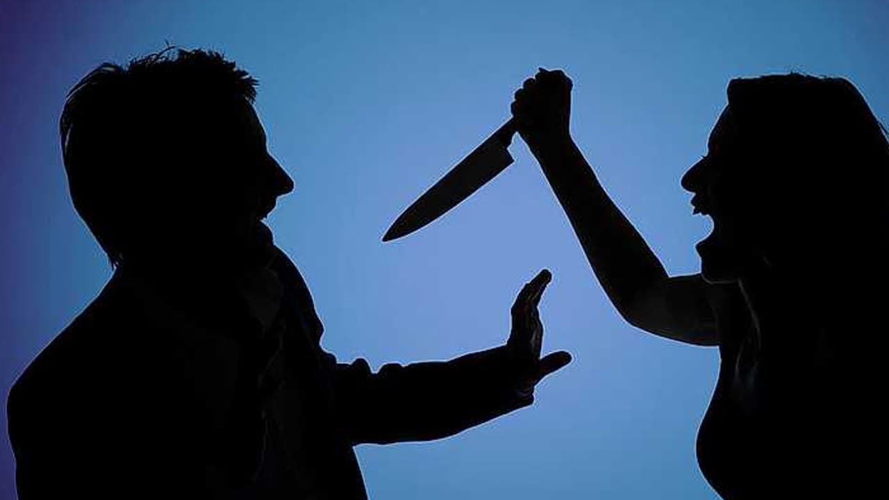 ప్రియుడితో కలిసి భర్తను మంచానికి కట్టేసి, ముఖంపై దిండు పెట్టి చంపిన భార్య ప్రియుడితో కలిసి భర్తను మంచానికి కట్టేసి, ముఖంపై దిండు పెట్టి చంపిన భార్య