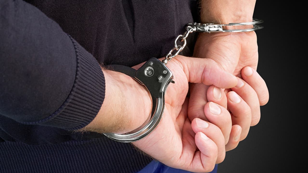 భర్త కళ్లెదుటే.. భార్యను వేధించిన ఆకతాయిలు.. రంగంలోకి షీ టీమ్ భర్త కళ్లెదుటే.. భార్యను వేధించిన ఆకతాయిలు.. రంగంలోకి షీ టీమ్