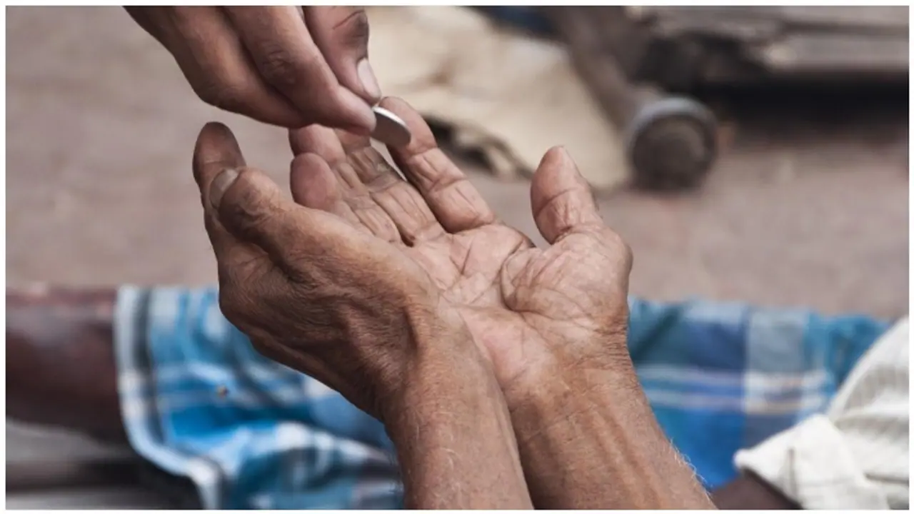 പിടിയിലായ ഭിക്ഷാടകയുടെ പക്കല് നിന്ന് കണ്ടെത്തിയത് 21 ലക്ഷം രൂപ! പിടിയിലായ ഭിക്ഷാടകയുടെ പക്കല് നിന്ന് കണ്ടെത്തിയത് 21 ലക്ഷം രൂപ!