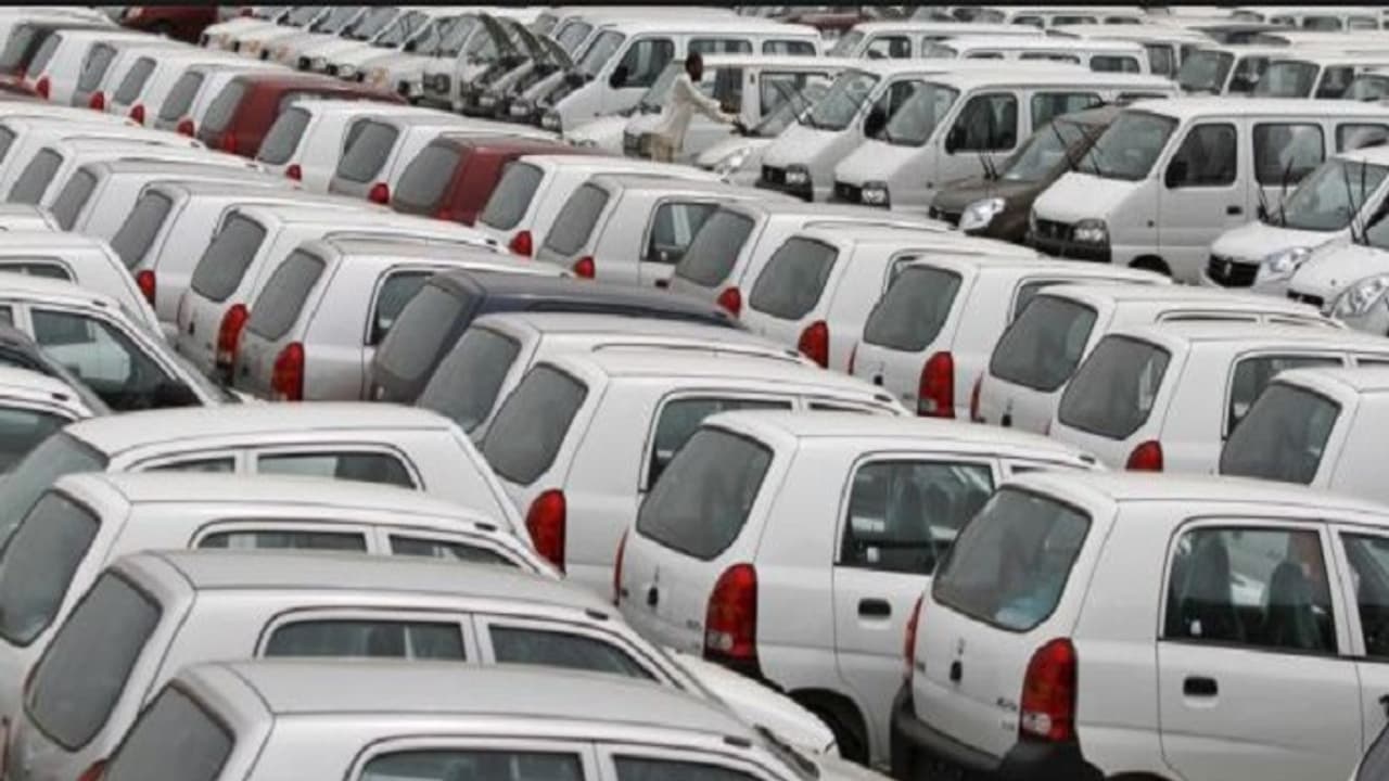 ಕಾರೇ ಕೊಳ್ತಿಲ್ಲ ಜನ: ತೈಲದರದ ಎಫೆಕ್ಟಾ? ಕಾರೇ ಕೊಳ್ತಿಲ್ಲ ಜನ: ತೈಲದರದ ಎಫೆಕ್ಟಾ?