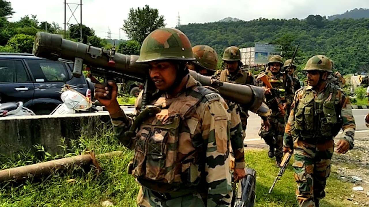 जम्मू में पुलिस और सीआरपीएफ के चेकपोस्ट पर आतंकी हमला