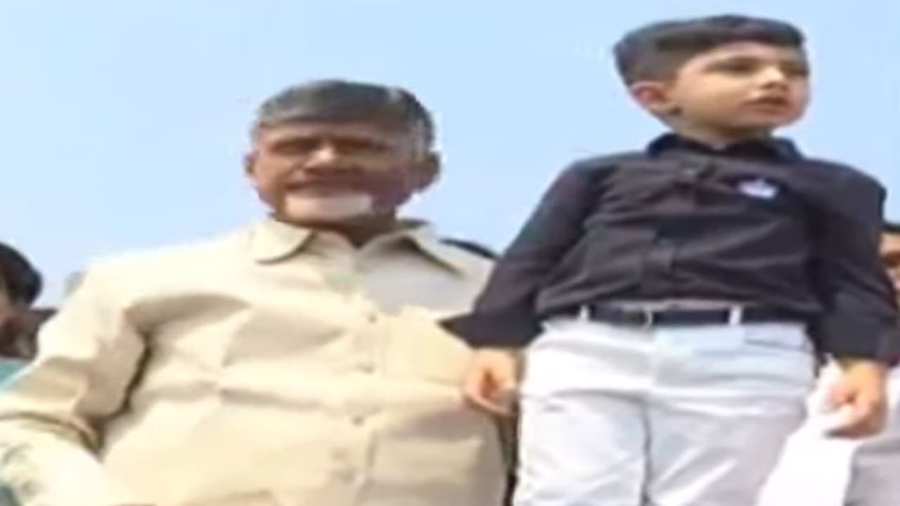 పోలవరం గ్యాలరీ వాక్: దేవాన్ష్తో బాబు అడుగులు పోలవరం గ్యాలరీ వాక్: దేవాన్ష్తో బాబు అడుగులు