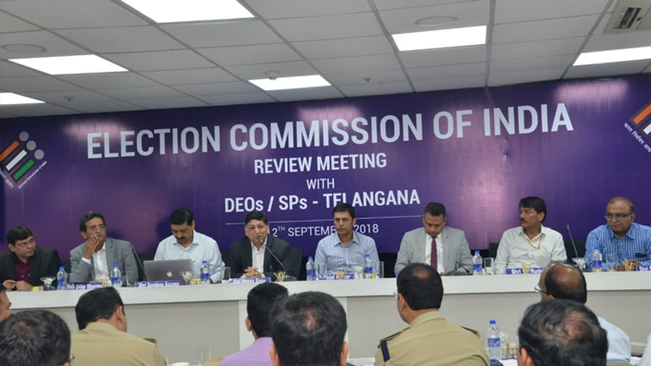 జిల్లాల ఉన్నతాధికారులతో ఎన్నికల సంఘం భేటీ.. ఆలస్యంగా వచ్చిన కలెక్టర్లు