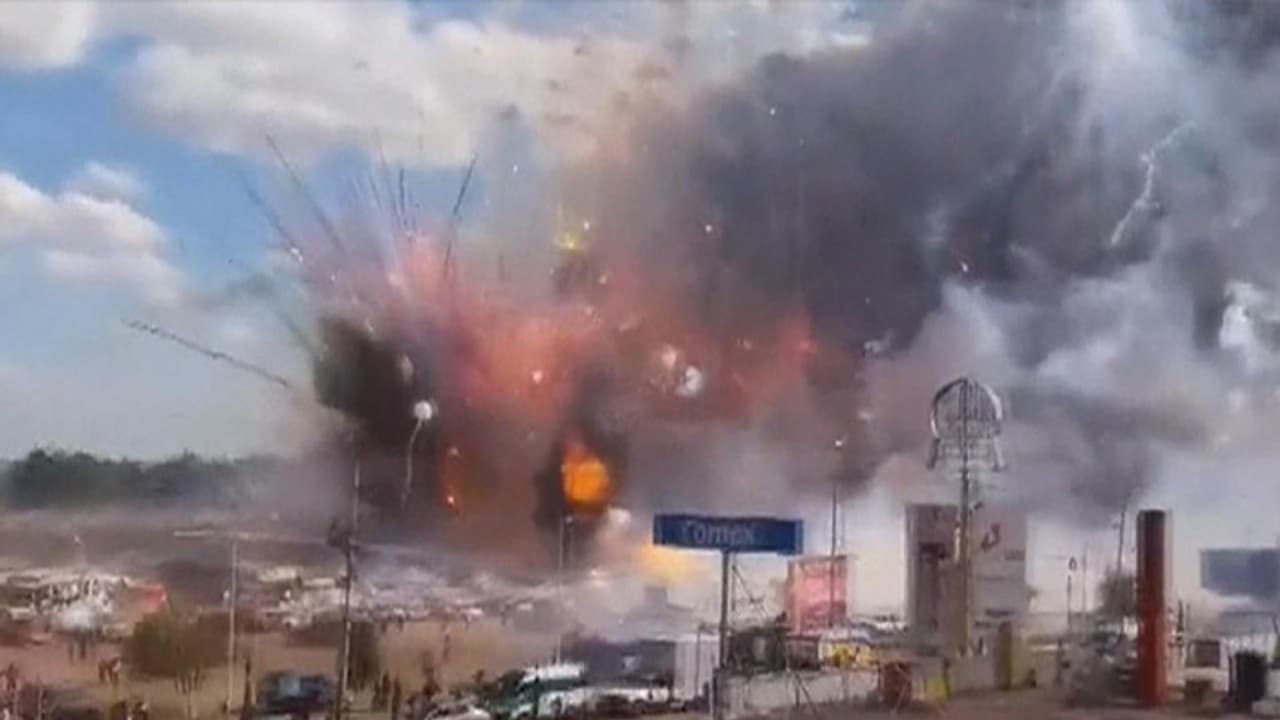 చెన్నైలో బాణాసంచా పేలుడు... ముగ్గురు సజీవదహనం చెన్నైలో బాణాసంచా పేలుడు... ముగ్గురు సజీవదహనం