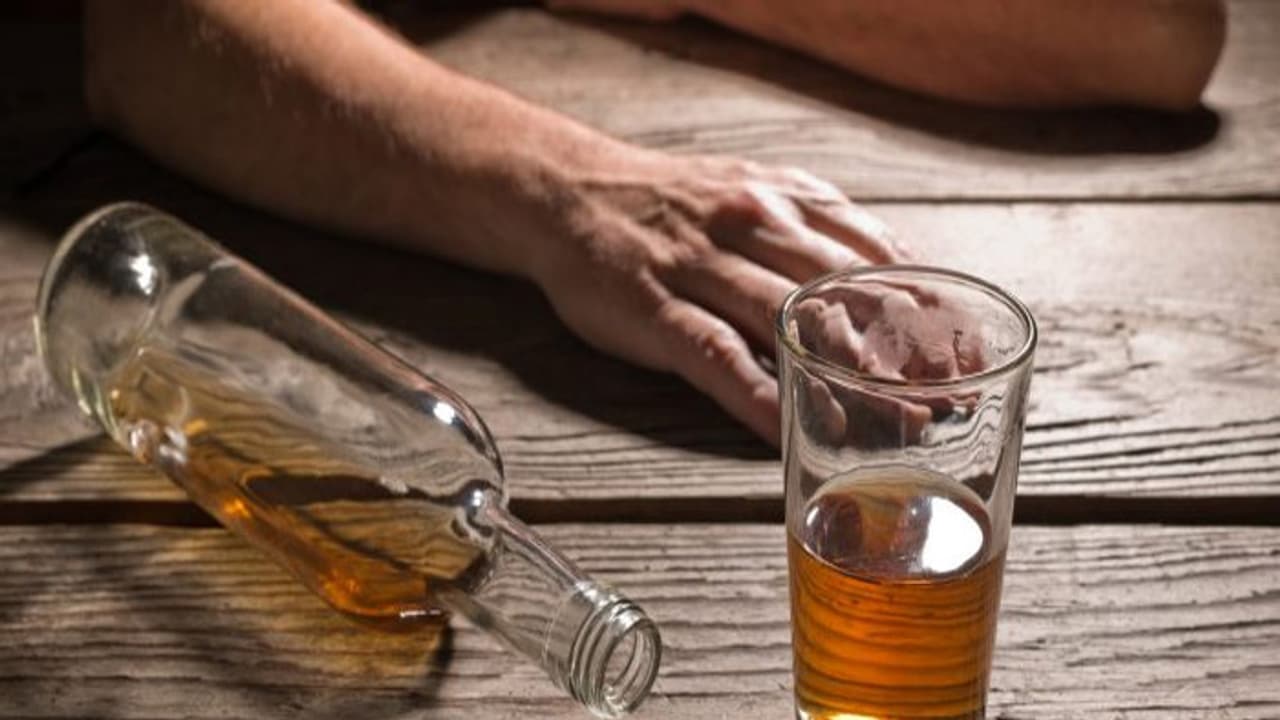 తాగొచ్చాడని కొట్టినందుకు... బిల్డింగ్‌ మీదనుంచి అత్తను తోసేసిన అల్లుడు