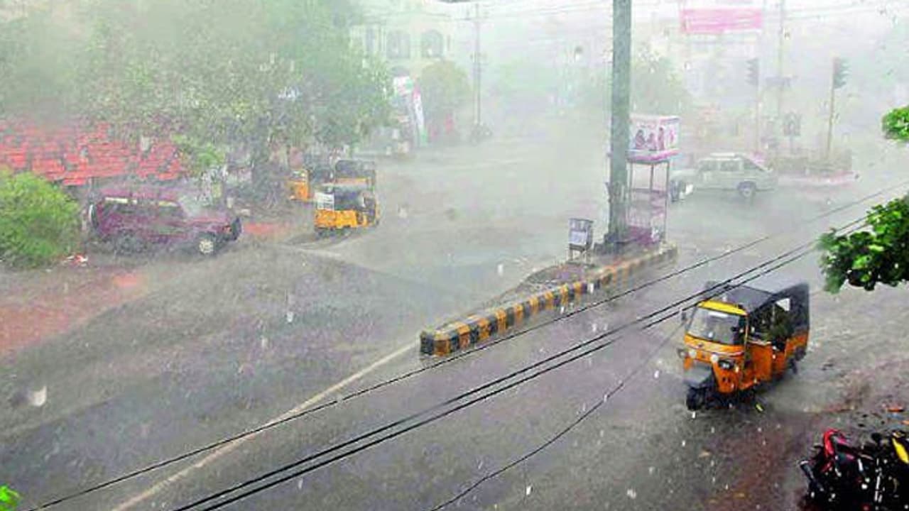 కొండగట్టు విషాదం: అంత్యక్రియలకు వర్షం అడ్డంకి కొండగట్టు విషాదం: అంత్యక్రియలకు వర్షం అడ్డంకి