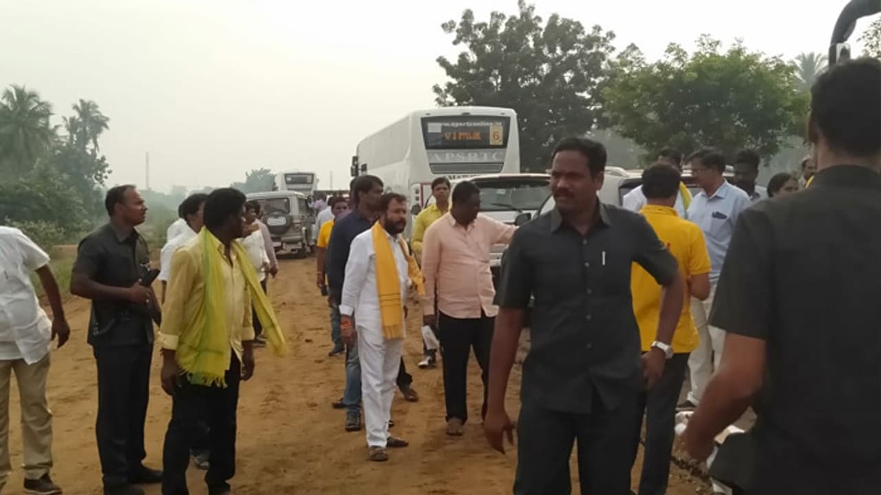 పోలవరానికి టీడీపీ ఎమ్మెల్యేలు.. తప్పిన పెను ప్రమాదం పోలవరానికి టీడీపీ ఎమ్మెల్యేలు.. తప్పిన పెను ప్రమాదం