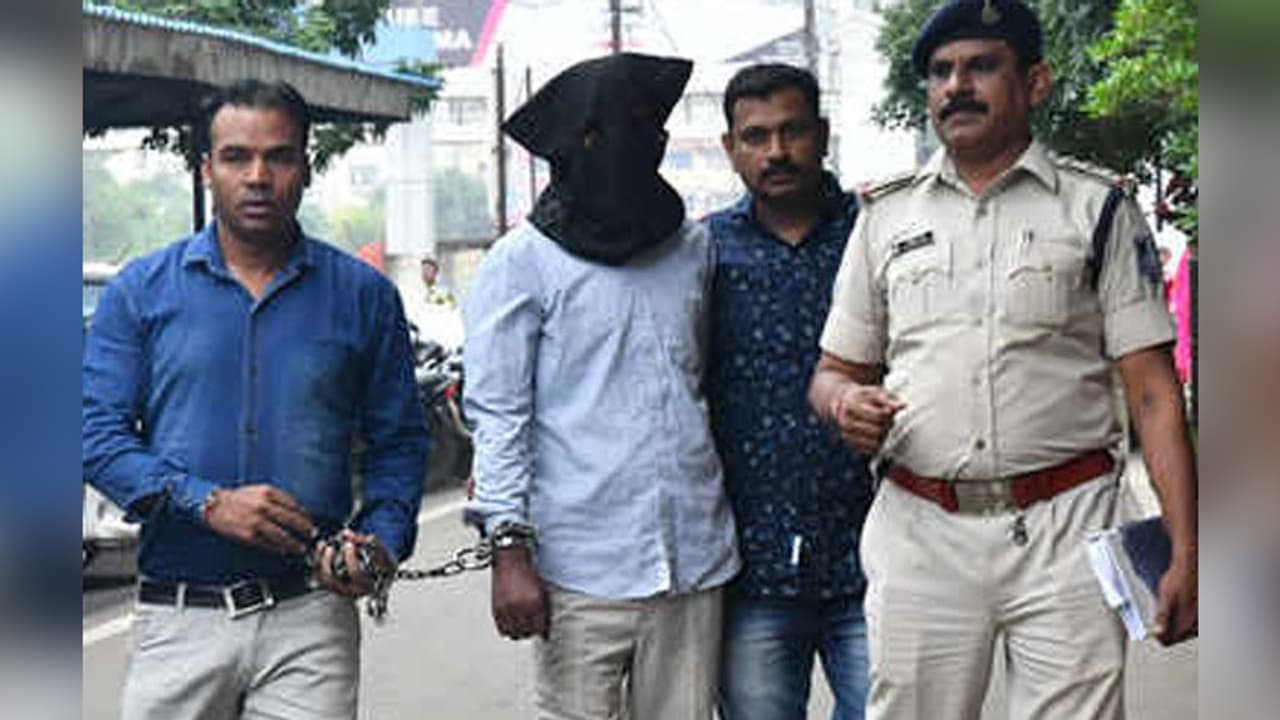 పగలు దర్జీ: రాత్రి రాక్షసుడు, 33 హత్యలు