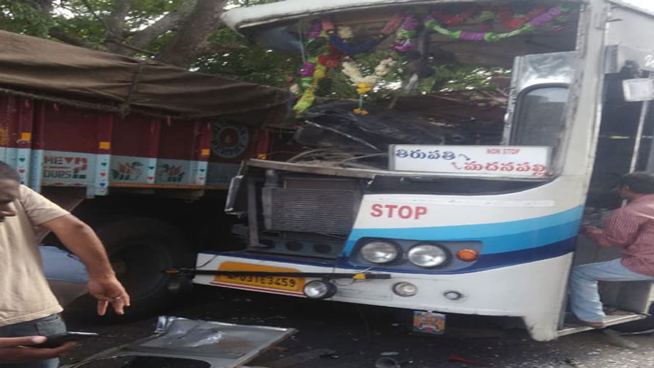 తెలుగు రాష్ట్రాల్లో ఆగని ఆర్టీసి ప్రమాదాలు... మరో బస్సు ప్రమాదంలో నలుగురు మృతి తెలుగు రాష్ట్రాల్లో ఆగని ఆర్టీసి ప్రమాదాలు... మరో బస్సు ప్రమాదంలో నలుగురు మృతి