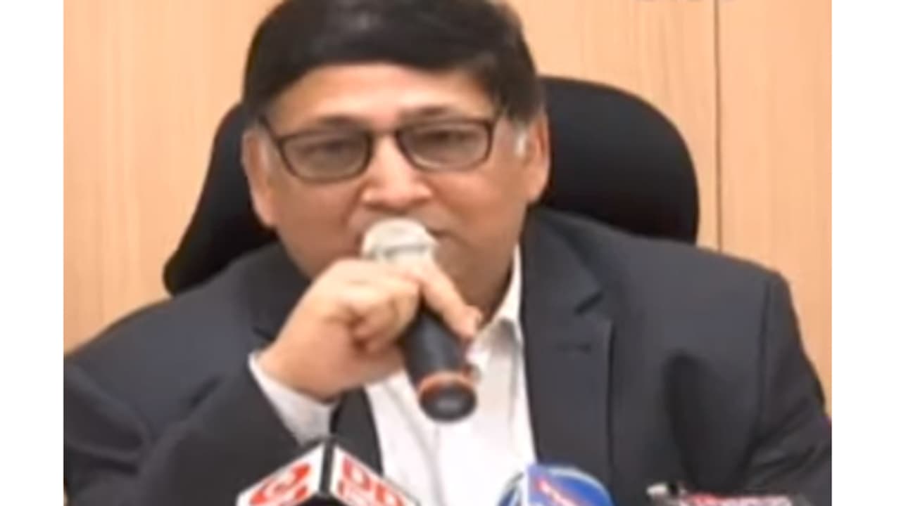 అధికారులతో ఈసీ బృందం సమావేశం...ఈ విషయాలపైనే చర్చ అధికారులతో ఈసీ బృందం సమావేశం...ఈ విషయాలపైనే చర్చ