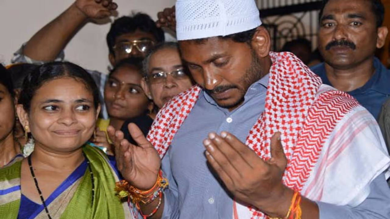 ముస్లింలపై చంద్రబాబుది కపట ప్రేమ: జగన్ ధ్వజం ముస్లింలపై చంద్రబాబుది కపట ప్రేమ: జగన్ ధ్వజం