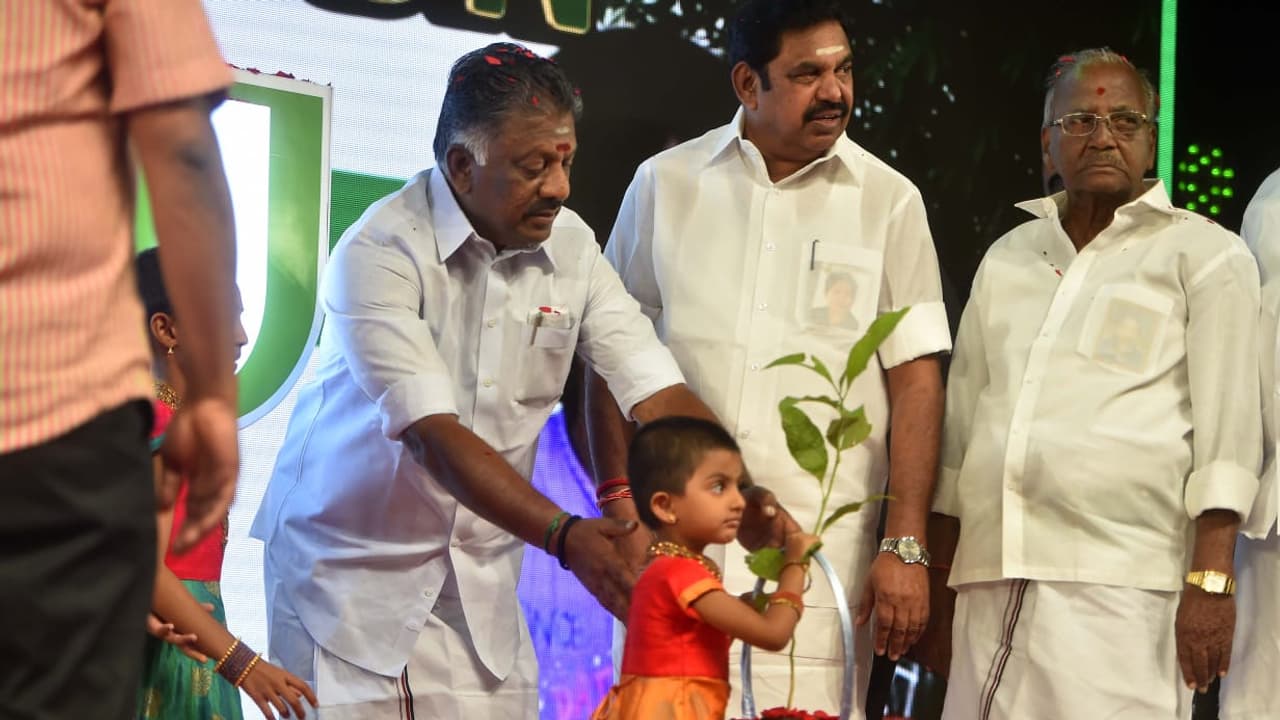 ஒரு கோடி மரக்கன்றுகள் நடத்திட்டம் !! இபிஎஸ், ஓபிஎஸ்ஸின் புது டி.வி. நிர்வாகம் முடிவு ….. குவியும் பாராட்டு !! ஒரு கோடி மரக்கன்றுகள் நடத்திட்டம் !! இபிஎஸ், ஓபிஎஸ்ஸின் புது டி.வி. நிர்வாகம் முடிவு ….. குவியும் பாராட்டு !!