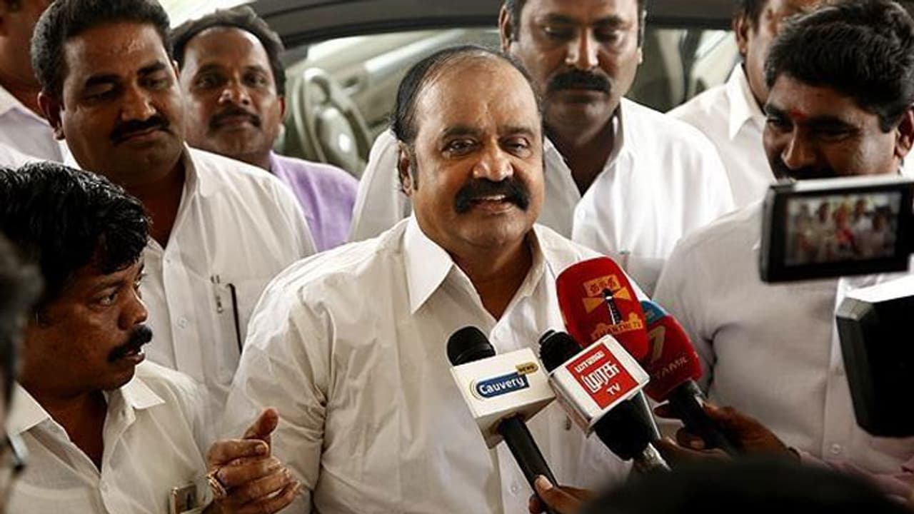 நானா மேய்க்கால் புறம்போக்கு..?? ஜெயக்குமார்தான் புரோக்கர்.. டார் டாரா கிழித்த புகழேந்தி.. நானா மேய்க்கால் புறம்போக்கு..?? ஜெயக்குமார்தான் புரோக்கர்.. டார் டாரா கிழித்த புகழேந்தி..