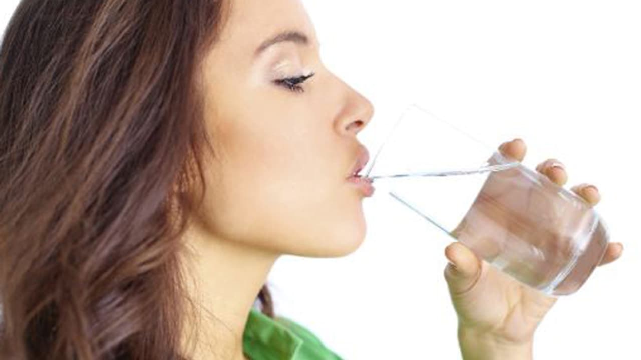 ചൂടുവെള്ളം കുടിച്ചാലുള്ള ഗുണങ്ങൾ ചൂടുവെള്ളം കുടിച്ചാലുള്ള ഗുണങ്ങൾ