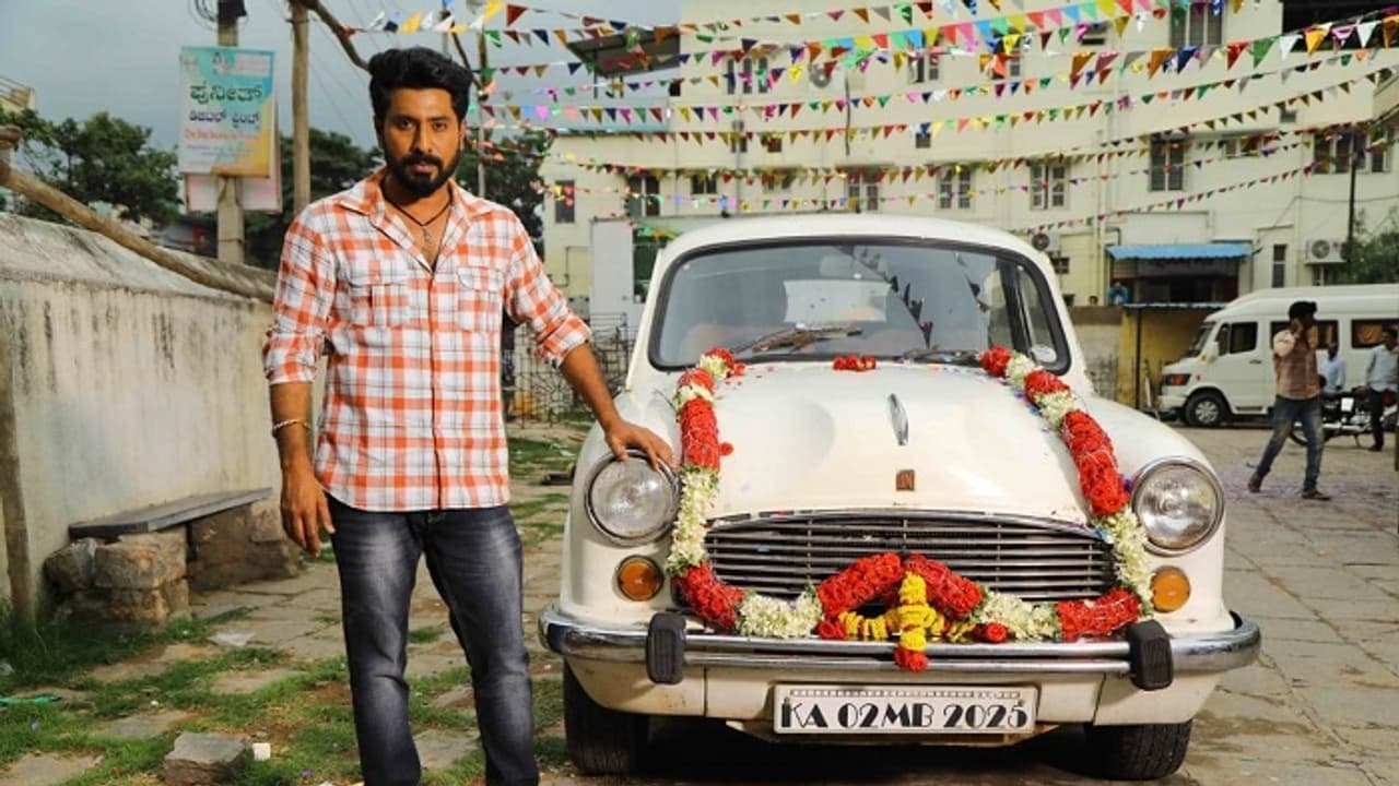 ಮಂಜು ಮಾಂಡವ್ಯ ಚಿತ್ರದಲ್ಲಿ ರಾಜ್ಕುಮಾರ್ ಕಾರು ಮಂಜು ಮಾಂಡವ್ಯ ಚಿತ್ರದಲ್ಲಿ ರಾಜ್ಕುಮಾರ್ ಕಾರು