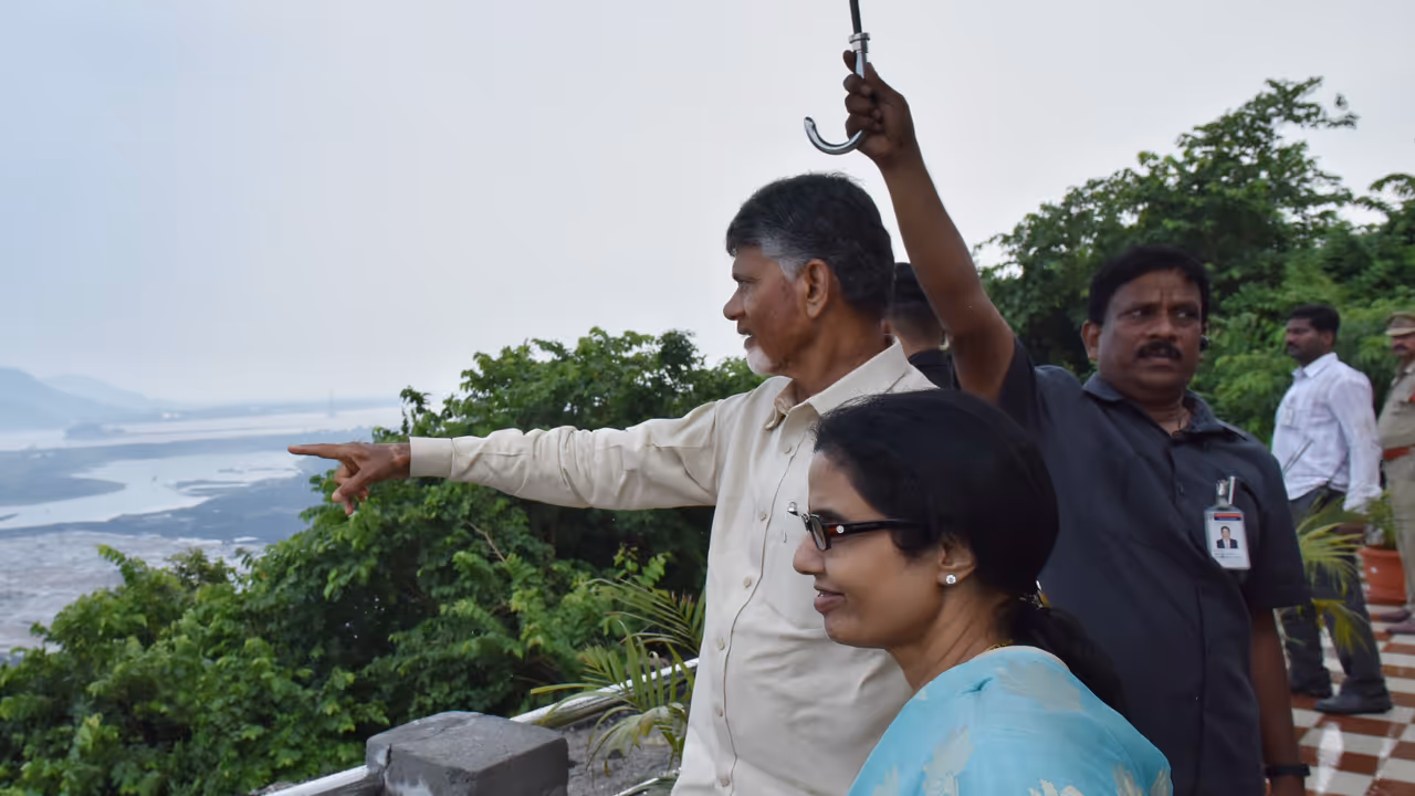 పునాదులే పడలేదన్నారు, 2లక్షల క్యూసెక్కుల నీటిని ఎలా మళ్లించారు: జగన్ పై చంద్రబాబు పంచ్ లు పునాదులే పడలేదన్నారు, 2లక్షల క్యూసెక్కుల నీటిని ఎలా మళ్లించారు: జగన్ పై చంద్రబాబు పంచ్ లు