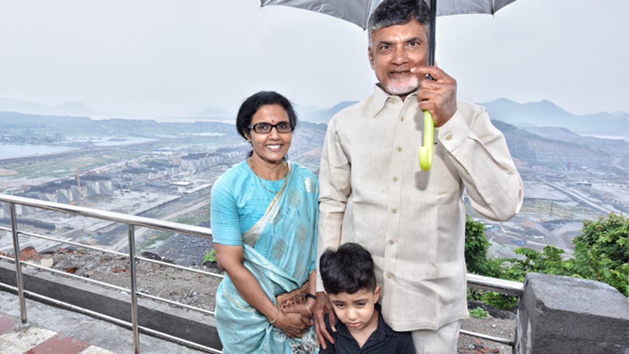 ఏంది సామీ ఇదీ ... చంద్రబాబు ఫ్యామిలీకి నాలుగు రోజుల్లోనే రూ.858 కోట్లా!! ఏంది సామీ ఇదీ ... చంద్రబాబు ఫ్యామిలీకి నాలుగు రోజుల్లోనే రూ.858 కోట్లా!!