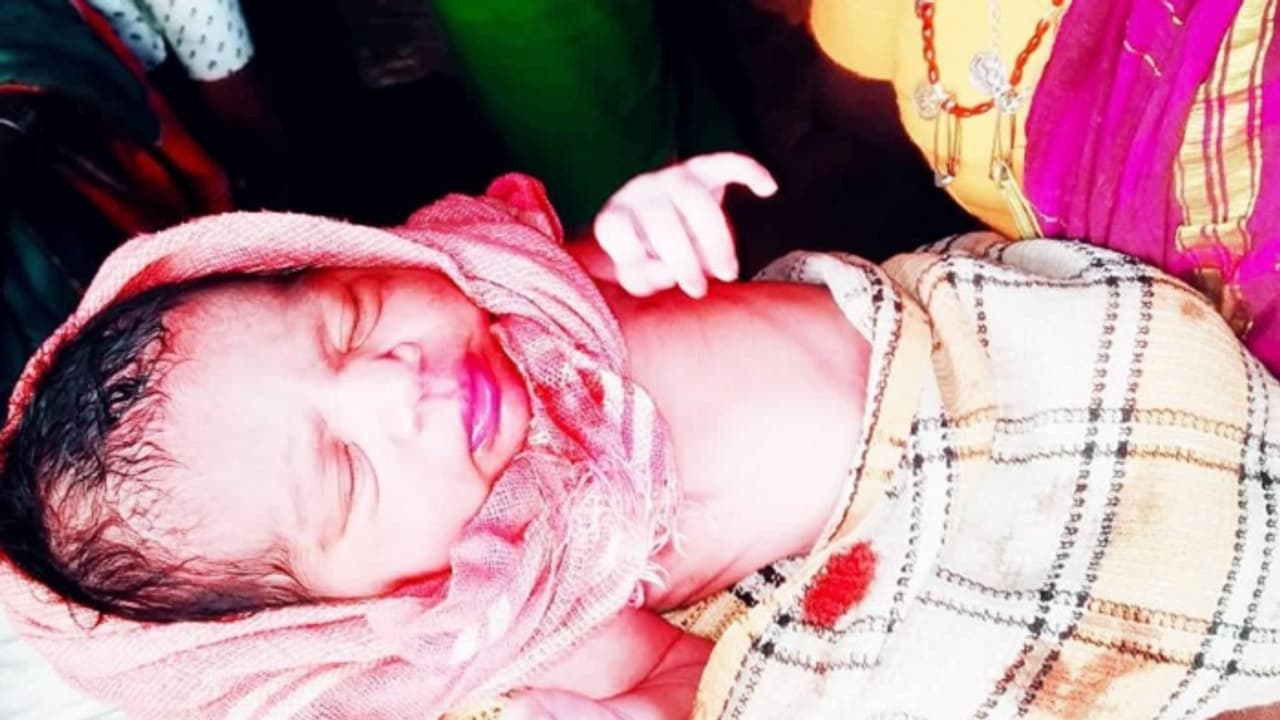 ಒಂದು ದಿನದ ಹಸುಗೂಸನ್ನು ಬಿಸಾಕಿದ ಪಾಪಿ ಪೋಷಕರು... ಒಂದು ದಿನದ ಹಸುಗೂಸನ್ನು ಬಿಸಾಕಿದ ಪಾಪಿ ಪೋಷಕರು...