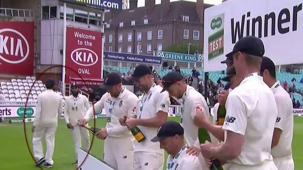 ആഘോഷത്തില് രണ്ട് ഇംഗ്ലീഷ് താരങ്ങള് വിട്ടുനിന്നു ആഘോഷത്തില് രണ്ട് ഇംഗ്ലീഷ് താരങ്ങള് വിട്ടുനിന്നു