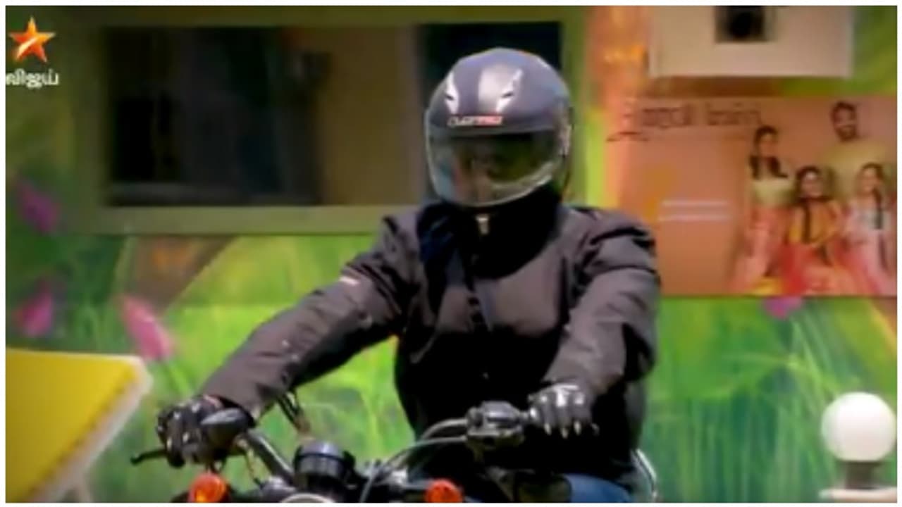 ஹெல்மெட் அணிந்து கொண்டு பிக்பாஸ் வீட்டிற்குள் நுழைந்தவர் யார்? ஆச்சர்யத்தில் ரசிகர்கள்! ஹெல்மெட் அணிந்து கொண்டு பிக்பாஸ் வீட்டிற்குள் நுழைந்தவர் யார்? ஆச்சர்யத்தில் ரசிகர்கள்!