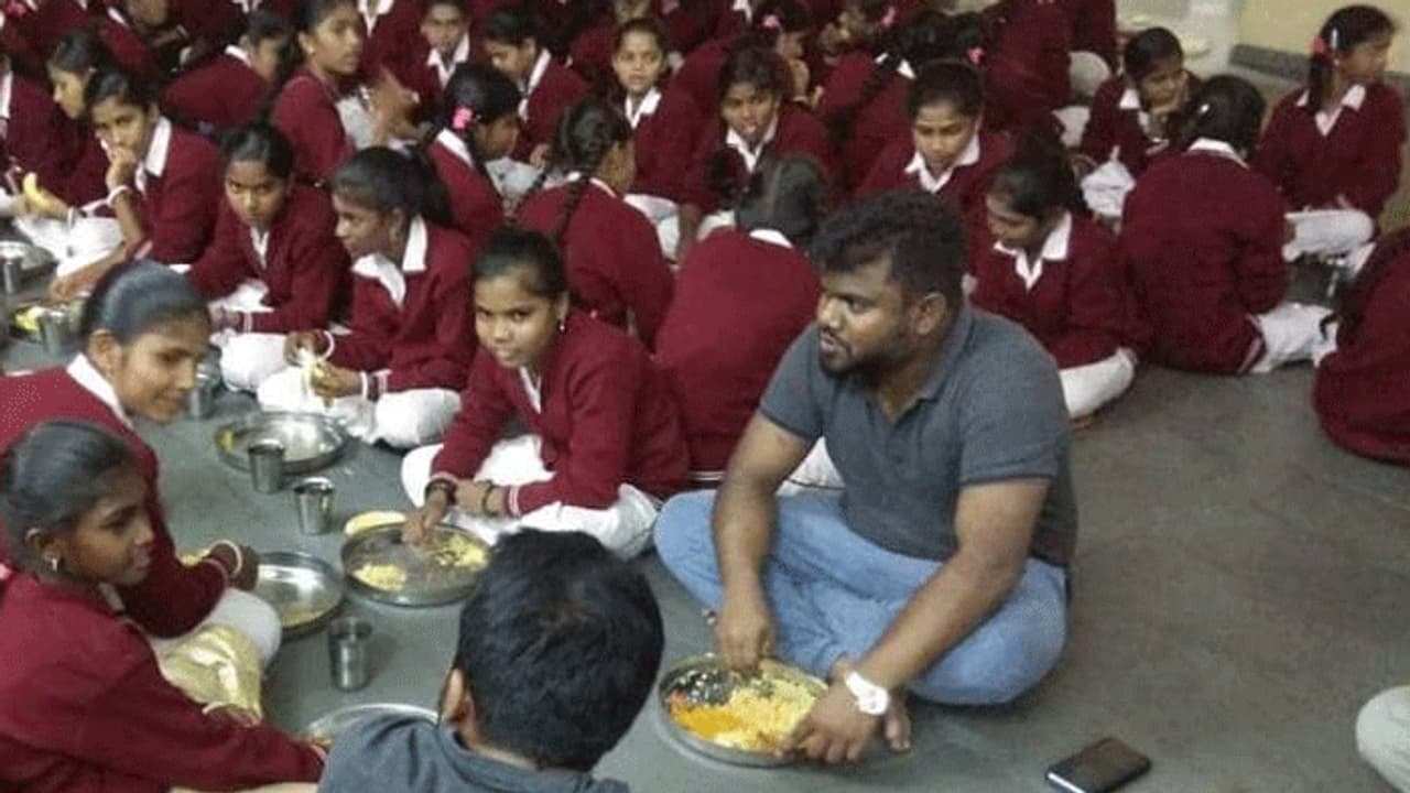 ಹಾಸ್ಟೆಲ್ ವಿದ್ಯಾರ್ಥಿಗಳೊಂದಿಗೆ ಡೀಸಿ ವಾಸ್ತವ್ಯ ಹಾಸ್ಟೆಲ್ ವಿದ್ಯಾರ್ಥಿಗಳೊಂದಿಗೆ ಡೀಸಿ ವಾಸ್ತವ್ಯ