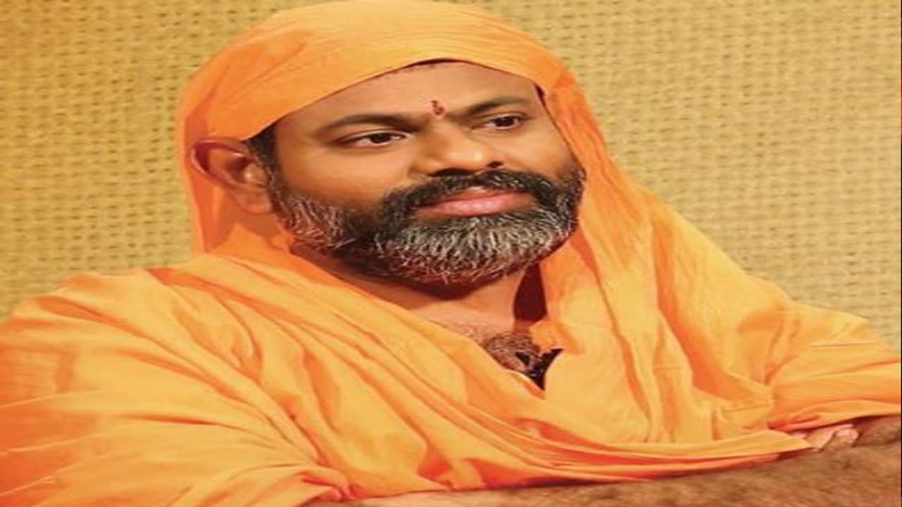 ఖైరతాబాద్ వినాయకుడికి తొలి పూజ చేసిన స్వామి పరిపూర్ణనంద ( వీడియో)