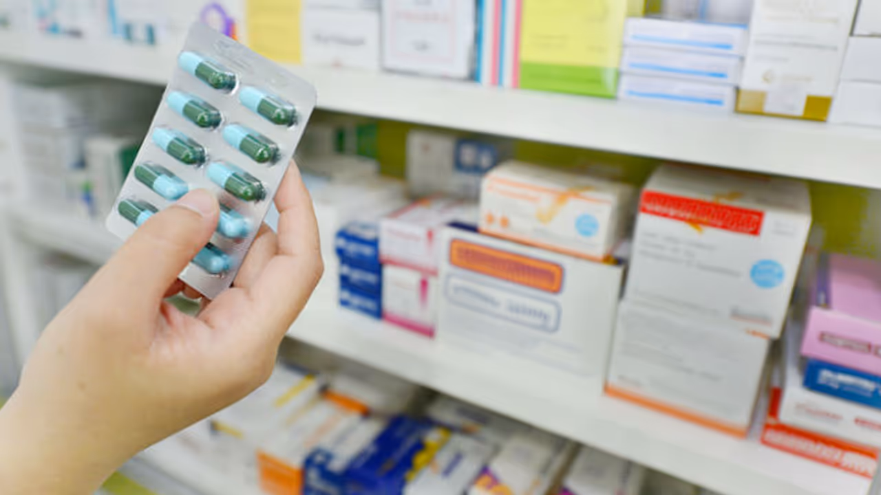 ರಾಮನಗರ: ಅವಧಿ ಮೀರಿದ ಔಷಧಿ ಸುರಿದು ಗ್ರಾಮಸ್ಥರ ಪ್ರತಿಭಟನೆ