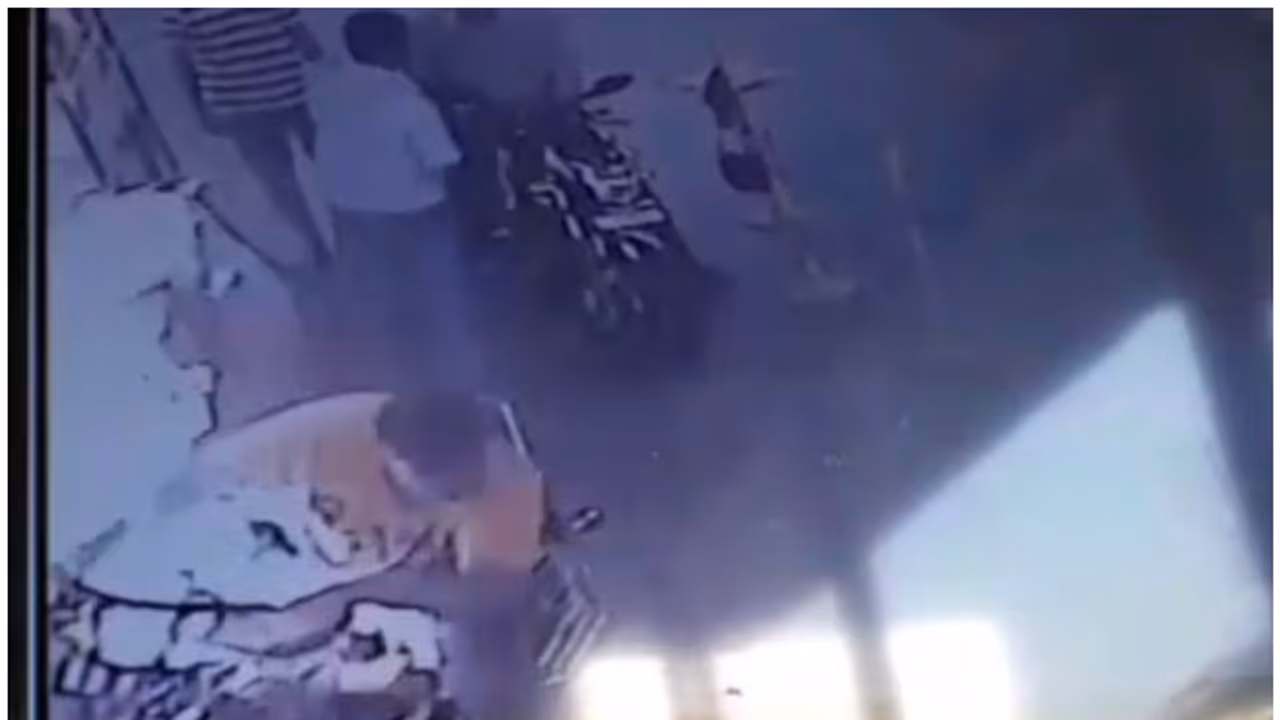 "பெட்ரோல் பங்கில்" போன் பேசாதீங்கனு சொன்னா கேக்றீங்களா... இன்று வண்ணாரப்பேட்டையில் வெடித்த அதிர்ச்சி வீடியோ பாருங்க..! "பெட்ரோல் பங்கில்" போன் பேசாதீங்கனு சொன்னா கேக்றீங்களா... இன்று வண்ணாரப்பேட்டையில் வெடித்த அதிர்ச்சி வீடியோ பாருங்க..!