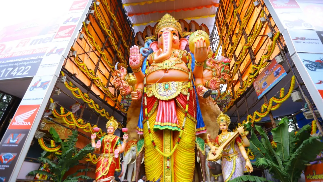 భాగ్యనగరంలో వినాయక ఉత్సవాలు.. ఖైరతాబాద్ గణపయ్య విశేషాలివే..! భాగ్యనగరంలో వినాయక ఉత్సవాలు.. ఖైరతాబాద్ గణపయ్య విశేషాలివే..!