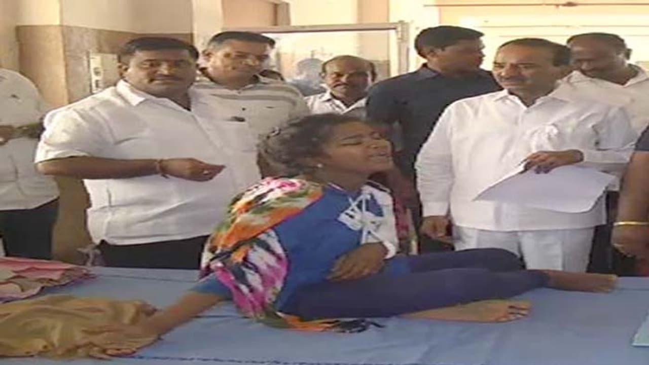 ఆ చిన్నారిని చూసి భావోద్వేగానికి గురైన ఈటల ఆ చిన్నారిని చూసి భావోద్వేగానికి గురైన ఈటల