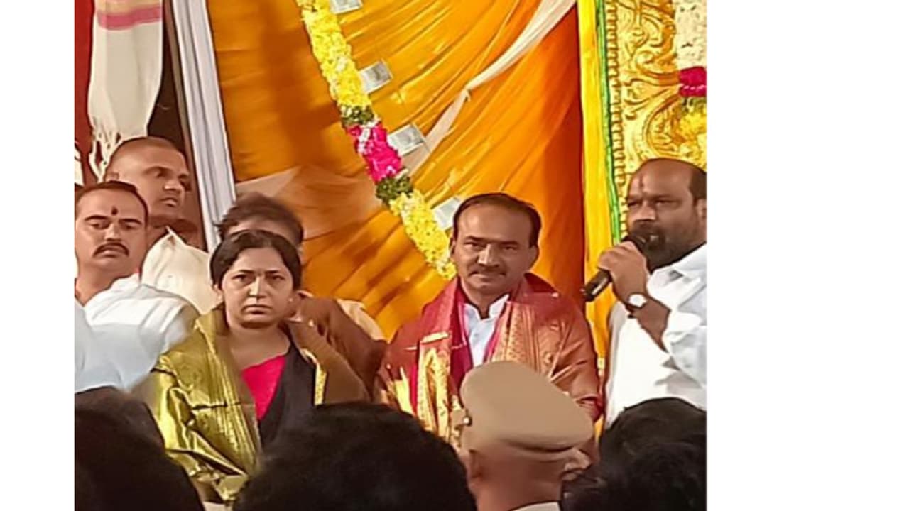 ఖైరతాబాద్ వినాయకుడ్ని దర్శించుకున్న ఈటల దంపతులు ఖైరతాబాద్ వినాయకుడ్ని దర్శించుకున్న ఈటల దంపతులు