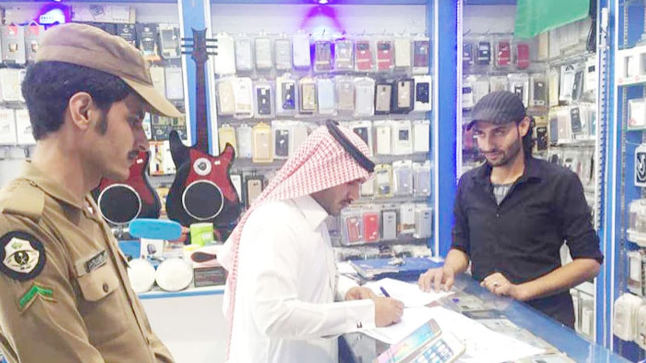 സൗദി സ്വദേശിവത്കരണം; പരിശോധന ശക്തം, അടച്ചിട്ട സ്ഥാപനങ്ങളെക്കുറിച്ച് അന്വേഷണം സൗദി സ്വദേശിവത്കരണം; പരിശോധന ശക്തം, അടച്ചിട്ട സ്ഥാപനങ്ങളെക്കുറിച്ച് അന്വേഷണം