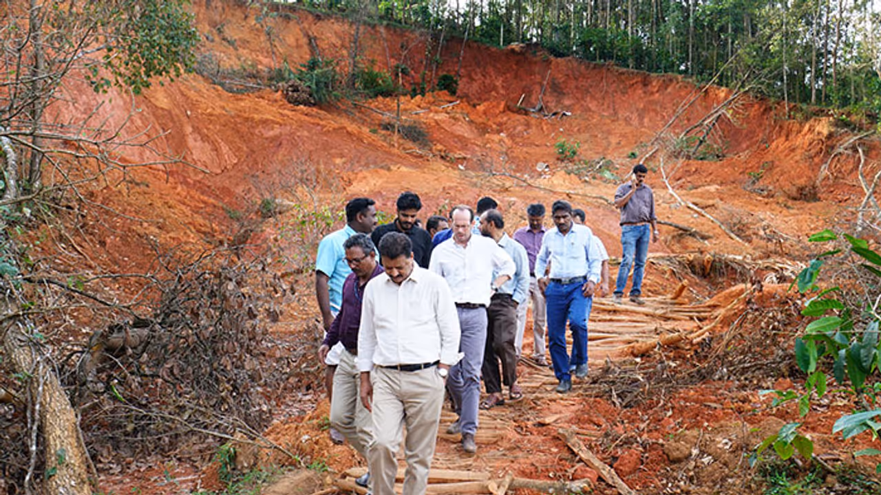 ലോകബാങ്ക് പ്രതിനികള്ക്ക് 2391.43 കോടി രൂപയുടെ കണക്ക് സമര്പ്പിച്ചു ലോകബാങ്ക് പ്രതിനികള്ക്ക് 2391.43 കോടി രൂപയുടെ കണക്ക് സമര്പ്പിച്ചു