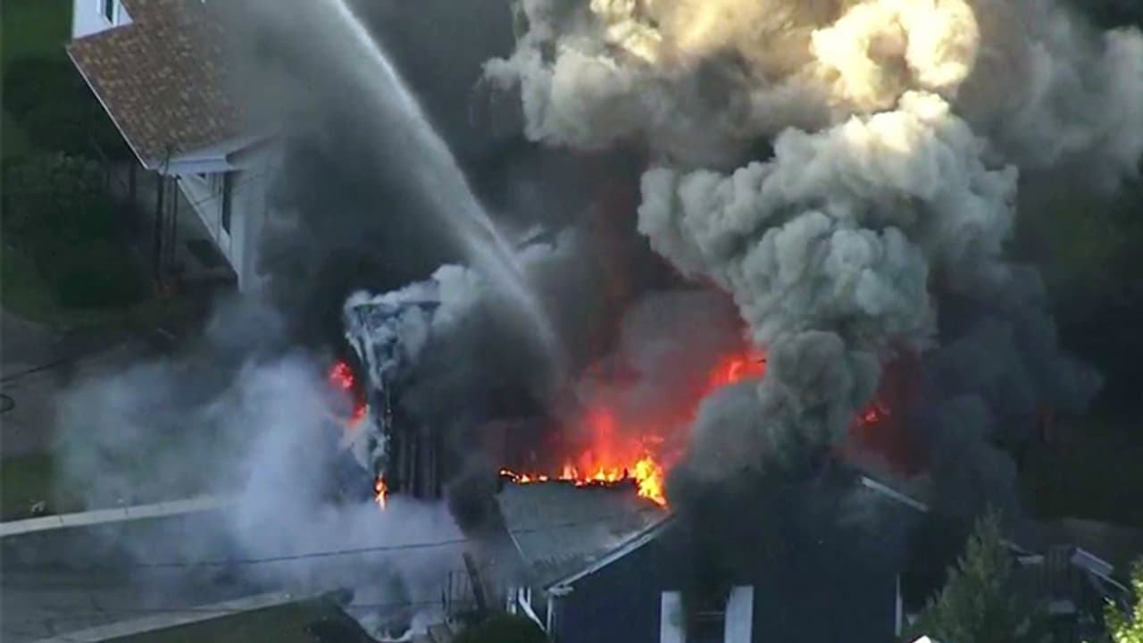 70 ఇళ్ళలో గ్యాస్ పేలుళ్లు.. మంటలార్పుతున్న 50 ఫైరింజన్లు