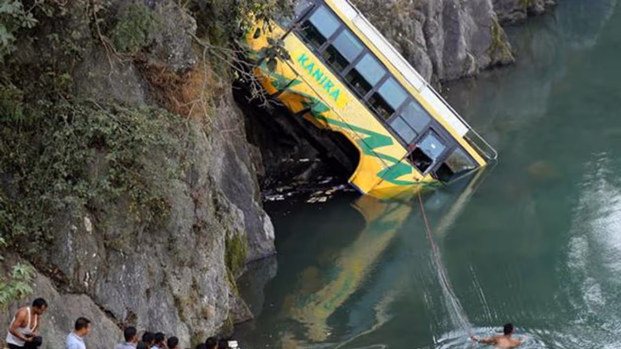 కొండగట్టు మరచిపోకముందే... జమ్మూకశ్మీర్లో ఘోర బస్సు ప్రమాదం కొండగట్టు మరచిపోకముందే... జమ్మూకశ్మీర్లో ఘోర బస్సు ప్రమాదం