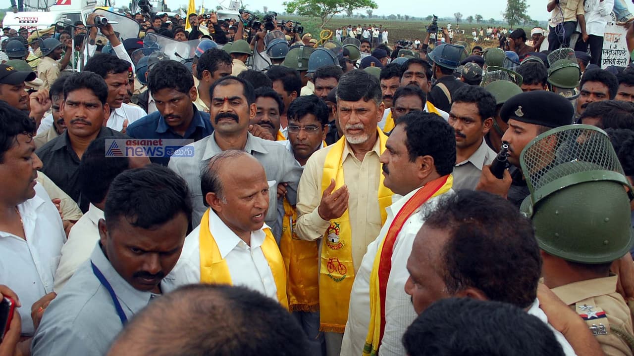 బాబ్లీకేసు: రీకాల్ పిటిషన్ దాఖలు చేయాలని బాబు నిర్ణయం బాబ్లీకేసు: రీకాల్ పిటిషన్ దాఖలు చేయాలని బాబు నిర్ణయం