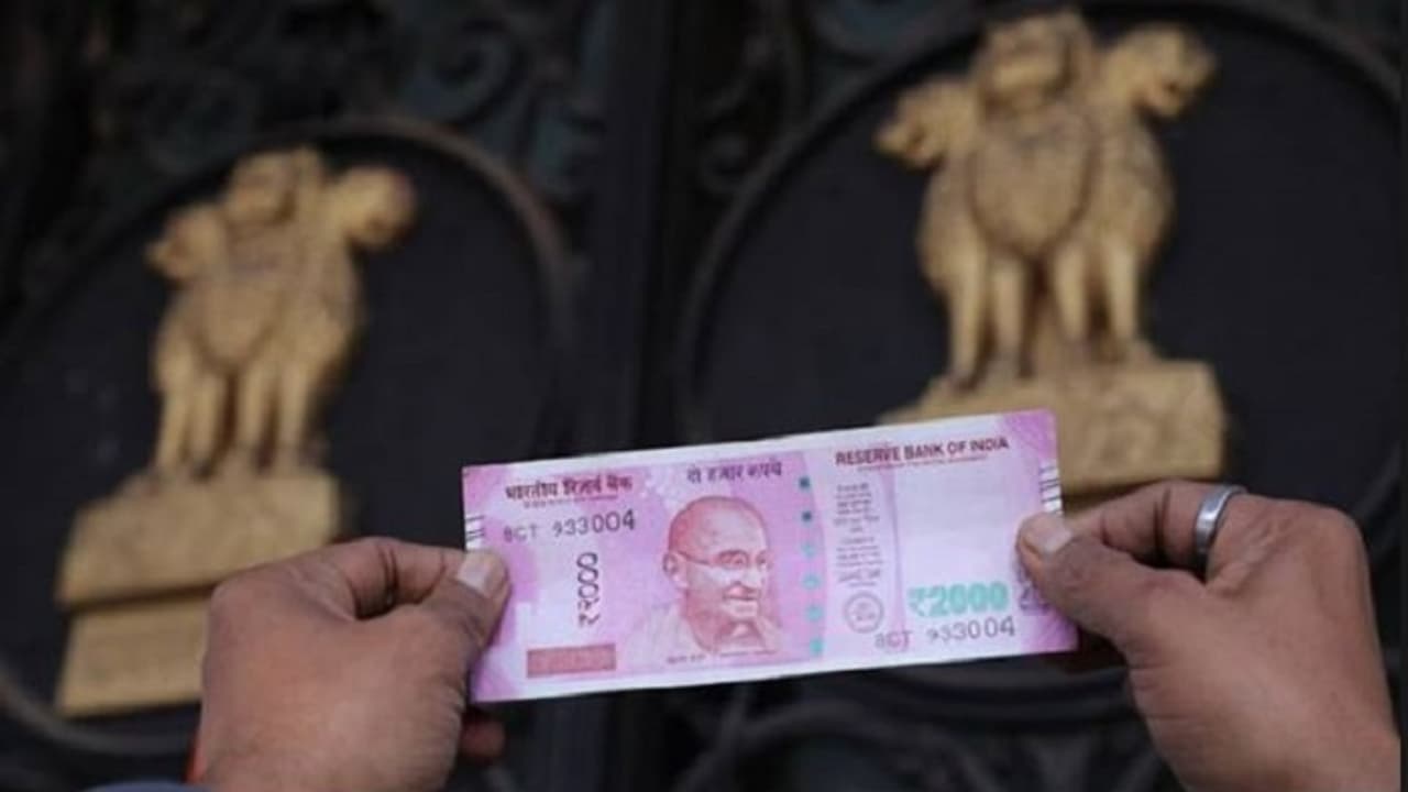 ಎರಡೆರಡು ಸಂತಸದ ಸುದ್ದಿ: ರೂಪಾಯಿ, ಸೆನ್ಸೆಕ್ಸ್ ಒಟ್ಟಿಗೆ ವೃದ್ಧಿ! ಎರಡೆರಡು ಸಂತಸದ ಸುದ್ದಿ: ರೂಪಾಯಿ, ಸೆನ್ಸೆಕ್ಸ್ ಒಟ್ಟಿಗೆ ವೃದ್ಧಿ!