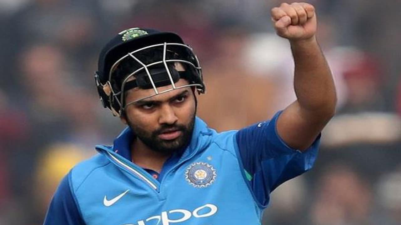 అంపైర్ పై అసహనం... రోహిత్ కి జరిమానా అంపైర్ పై అసహనం... రోహిత్ కి జరిమానా