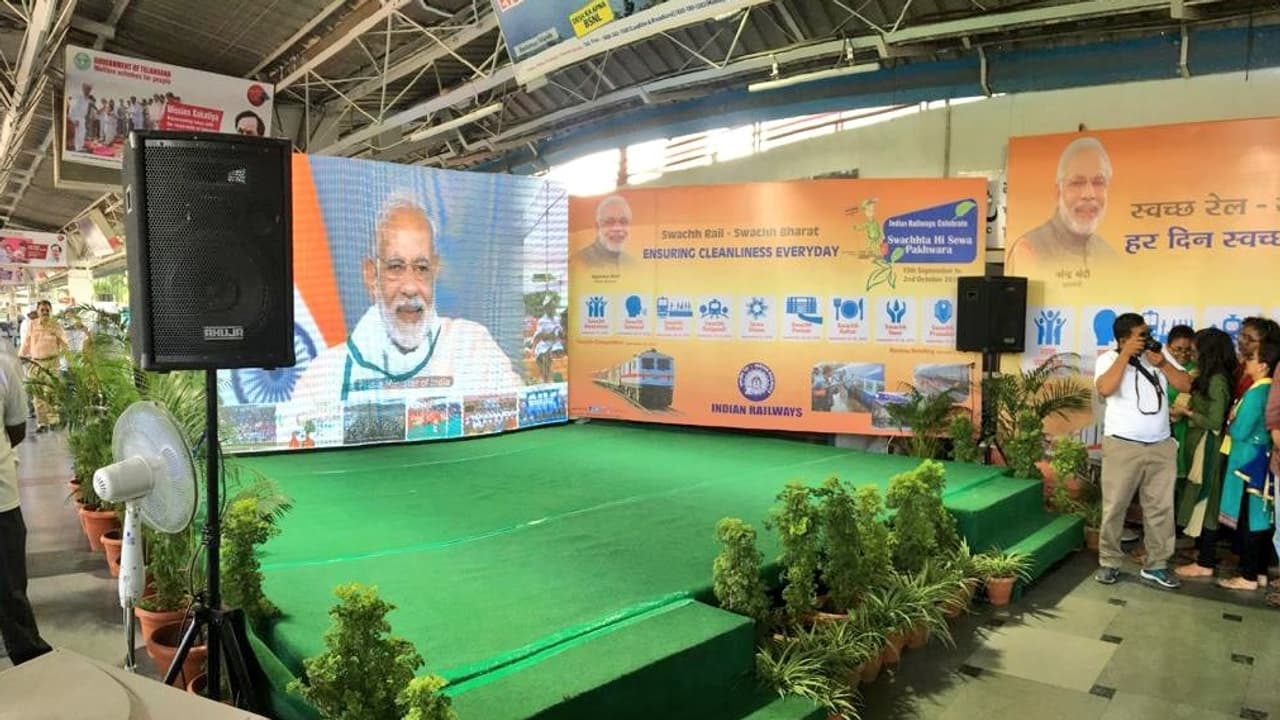 ಸ್ವಚ್ಛತೆಯೇ ಸೇವೆಗೆ ಮೋದಿ ಚಾಲನೆ ಸ್ವಚ್ಛತೆಯೇ ಸೇವೆಗೆ ಮೋದಿ ಚಾಲನೆ