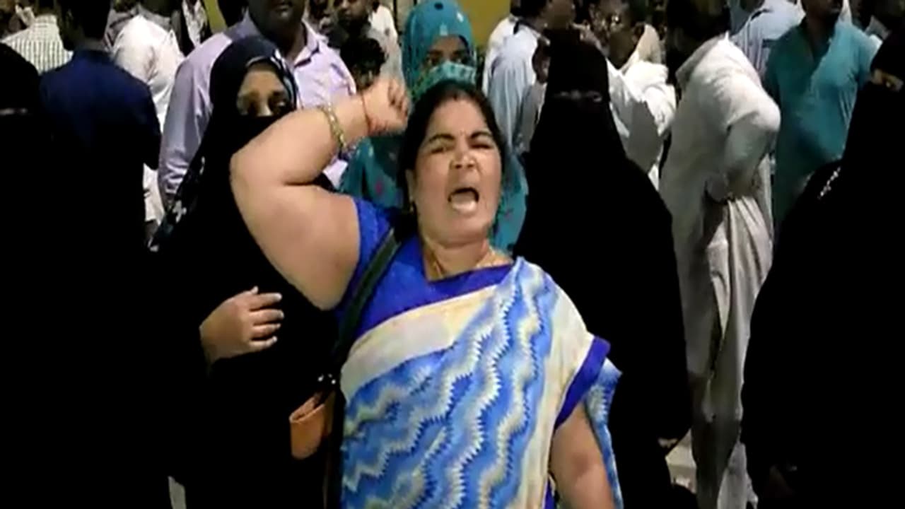 ఐదేళ్ల చిన్నారిపై అత్యాచారం... స్కూల్ వద్ద బంధువుల ఆందోళన (వీడియో) ఐదేళ్ల చిన్నారిపై అత్యాచారం... స్కూల్ వద్ద బంధువుల ఆందోళన (వీడియో)