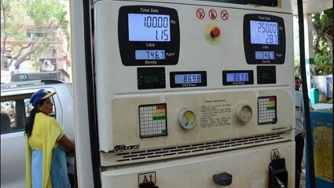 ಏನ್ ಗುರು ಚಾಲೆಂಜಾ?: ಪೆಟ್ರೋಲ್ ದರ 99.99 ರೂ. ಮೇಲೆರಲ್ಲ! ಏನ್ ಗುರು ಚಾಲೆಂಜಾ?: ಪೆಟ್ರೋಲ್ ದರ 99.99 ರೂ. ಮೇಲೆರಲ್ಲ!